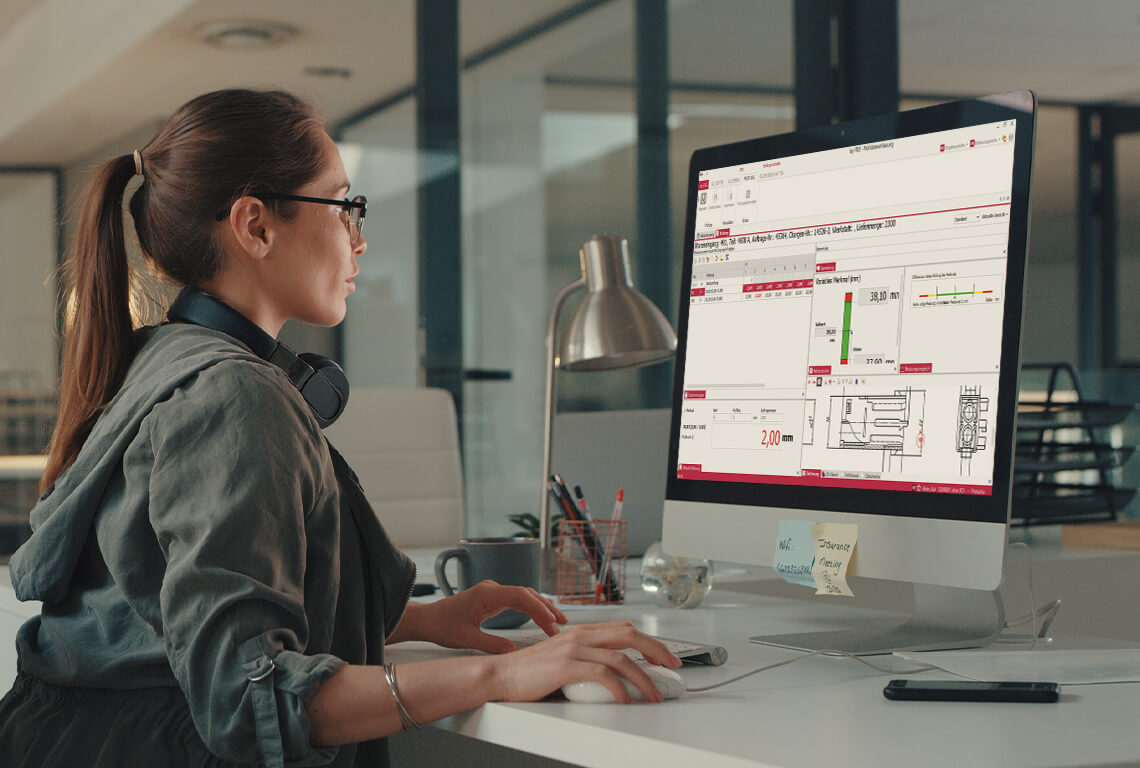 A woman is processing an incoming goods inspection on the computer.